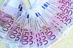 быстрая и серьезная финансовая помощь Город Тобольск 52412127-500-euro-banknotes-in-a-row.jpg